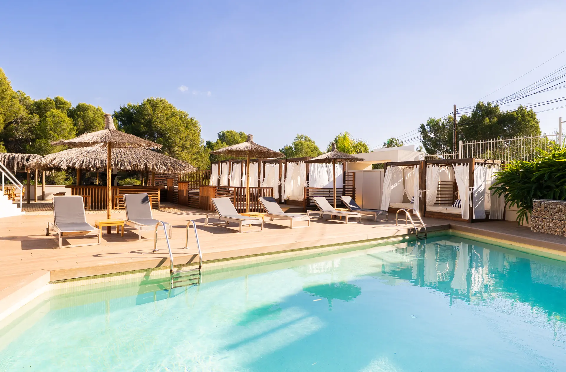 Area Descanso Exterior Pool Bar