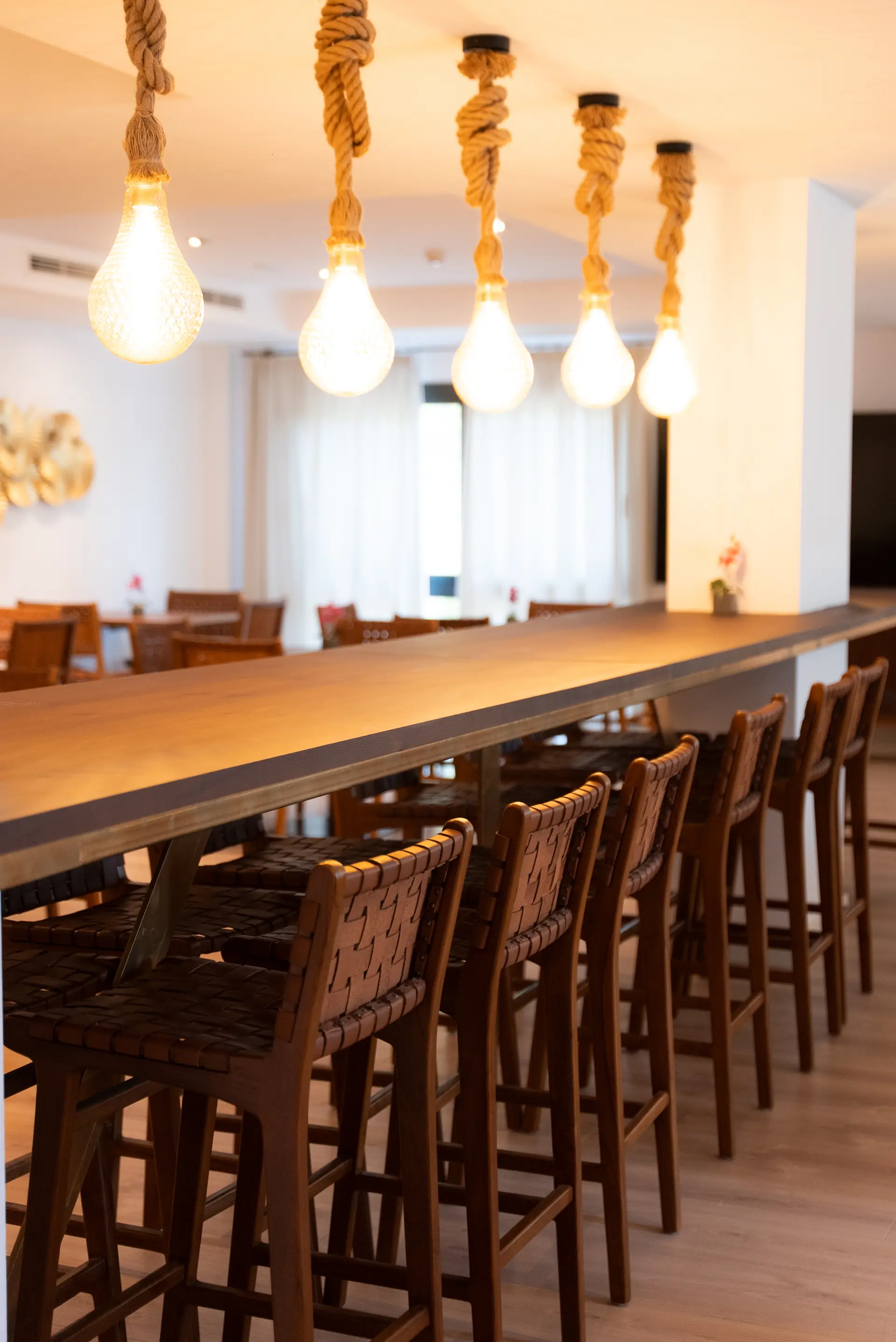 Barra Madera Iluminación Cálida Restaurante