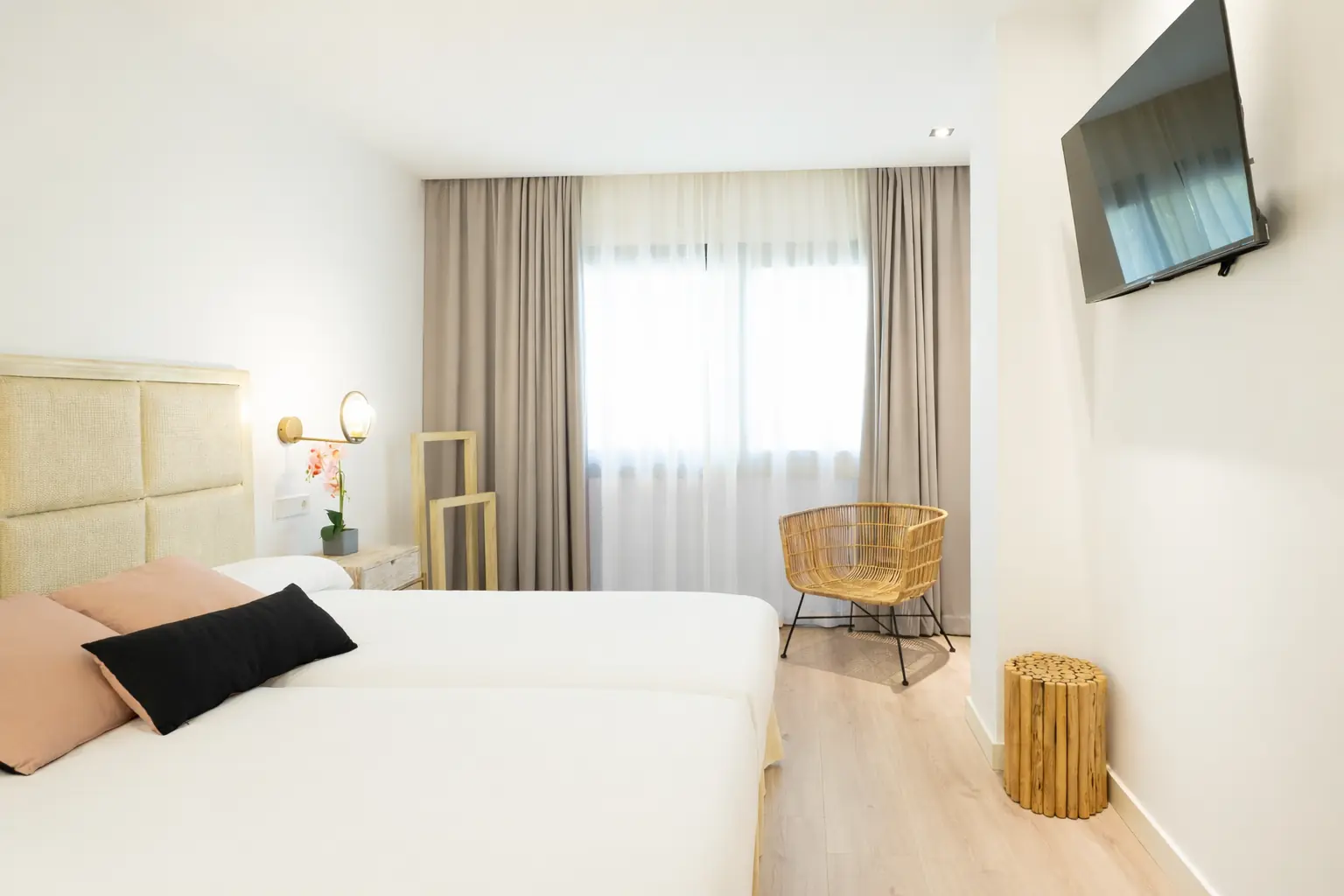 Dormitorio Wellness Mesita Tronco Natural