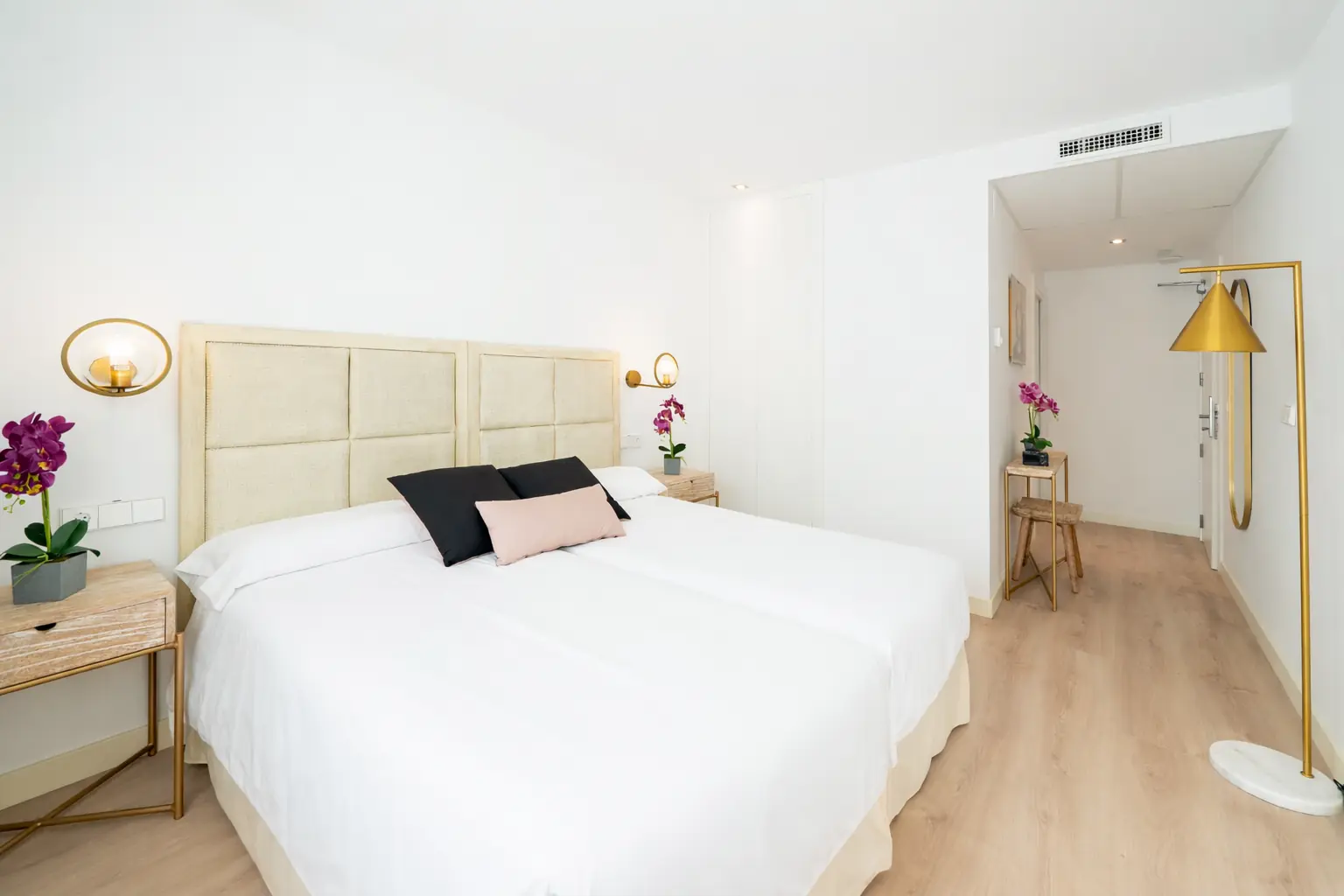 Entrada Habitacion Lampara Dorada Diseño