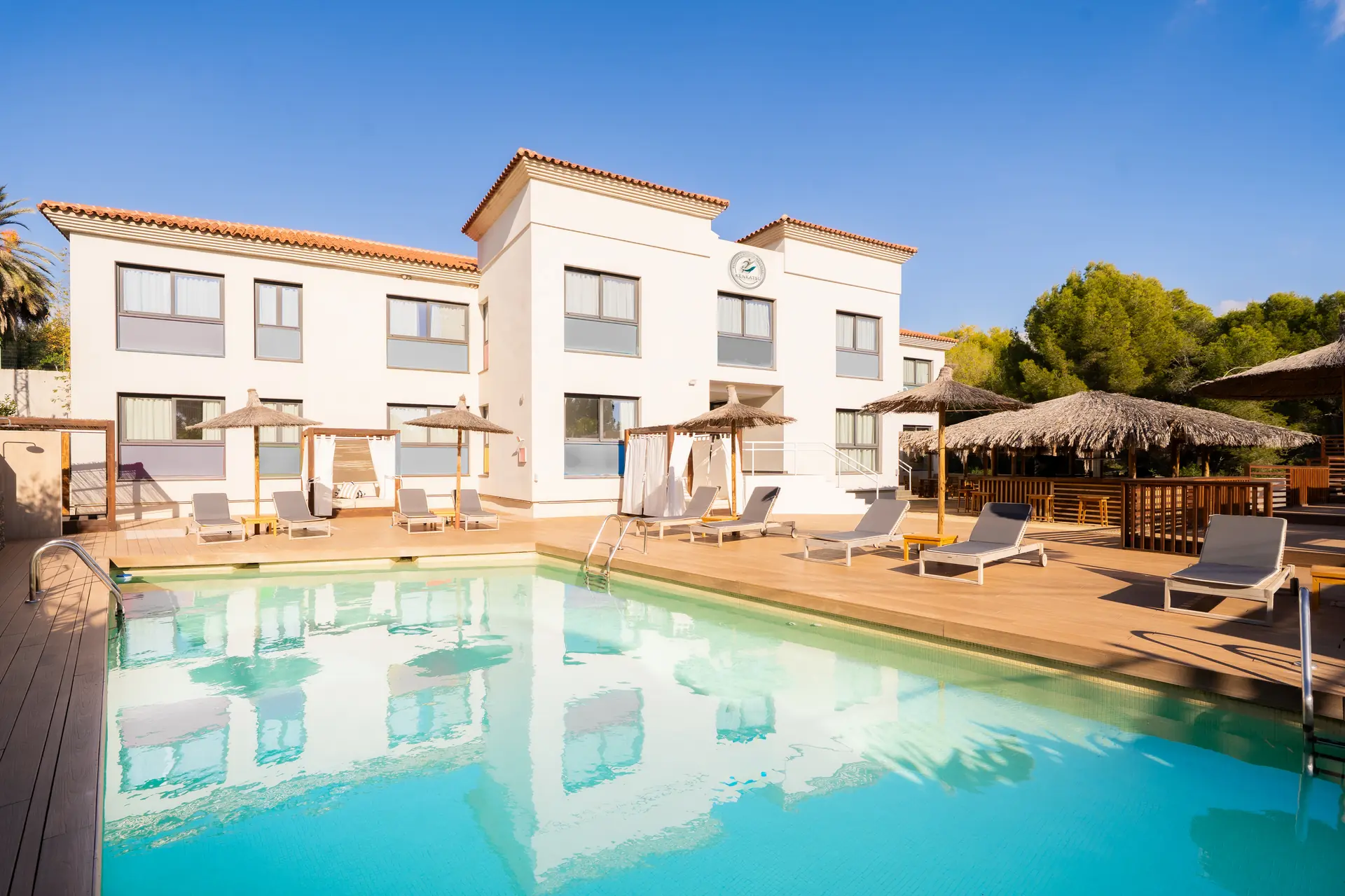 Fachada Principal Wellness Piscina Reflejo