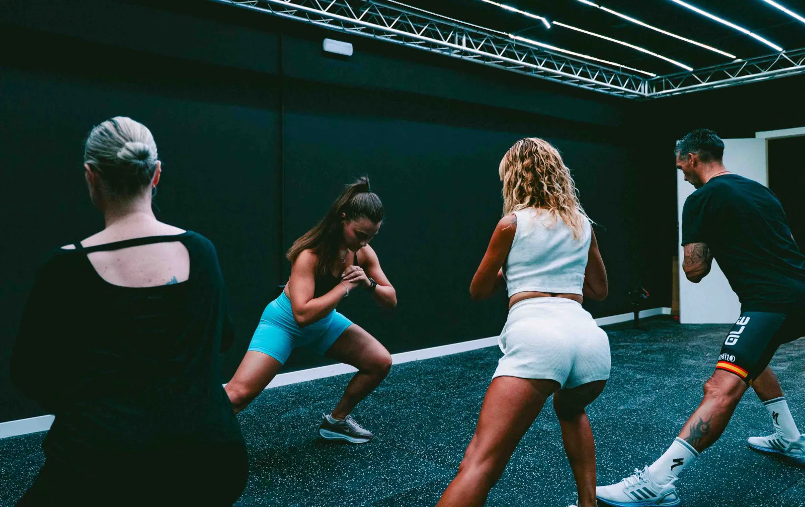 Clase grupal de estocadas en el gimnasio Kenkatsu Benidorm