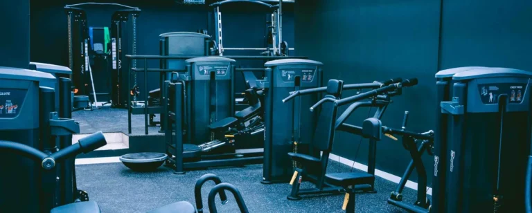 Máquinas de fuerza en el gimnasio Kenkatsu Benidorm