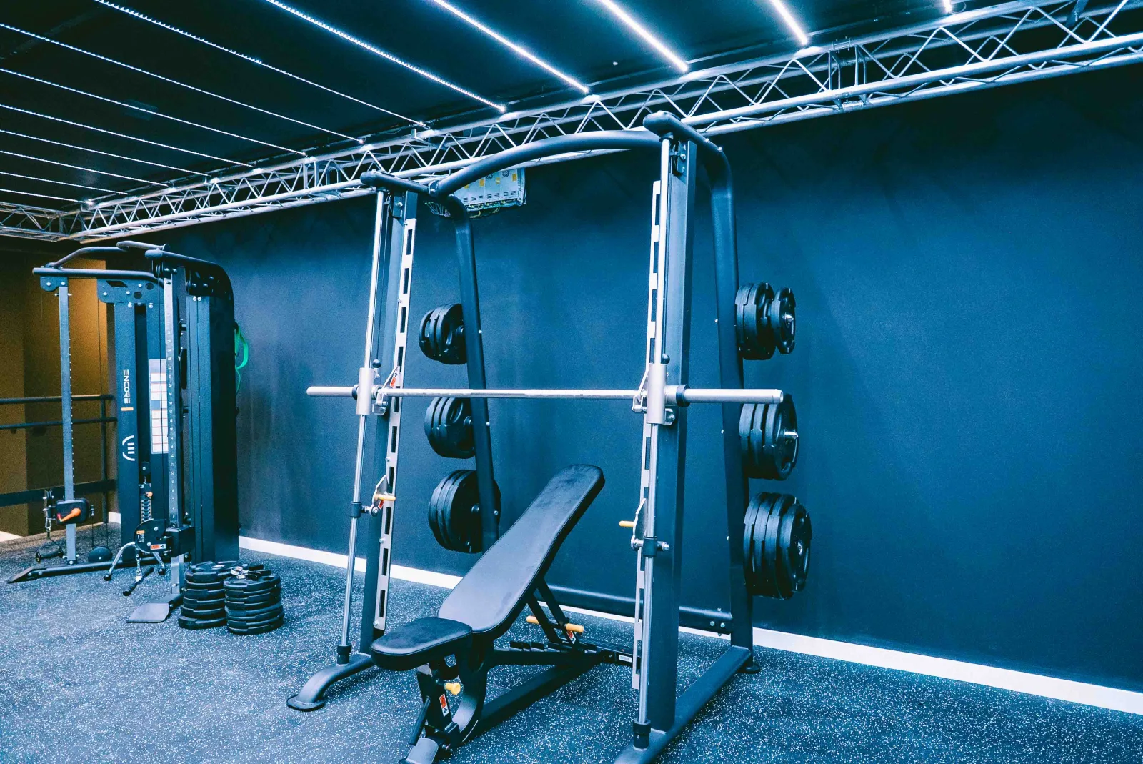 Smith machine frontal con banco en el gimnasio Kenkatsu