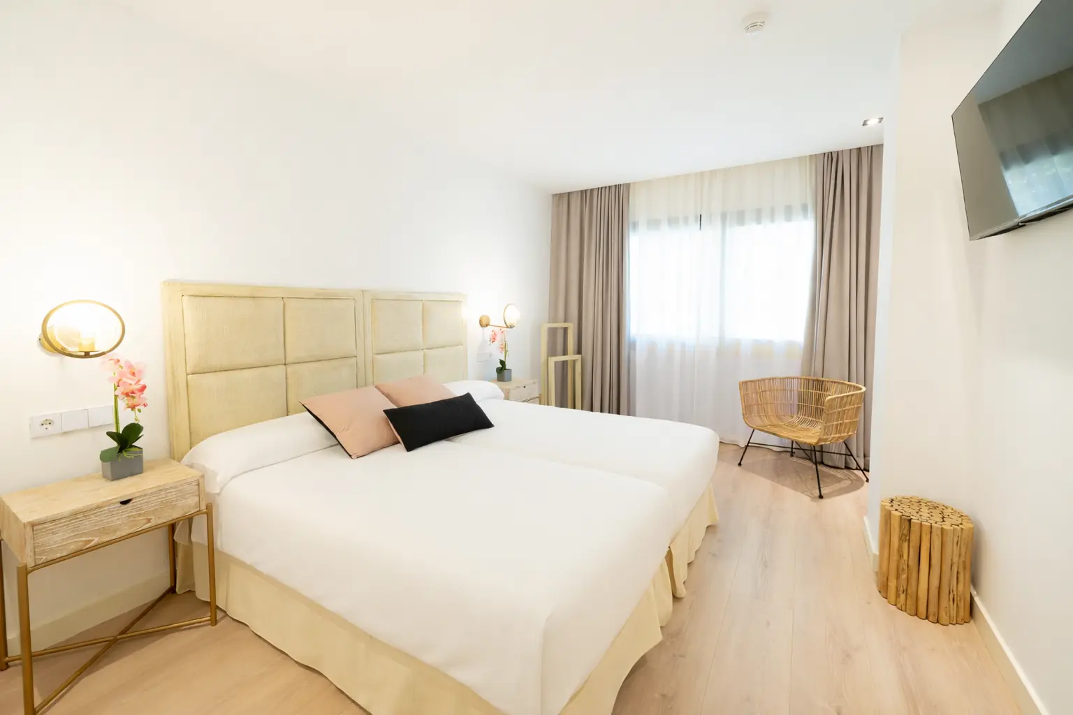 Habitacion Doble Silla Mimbre Tv