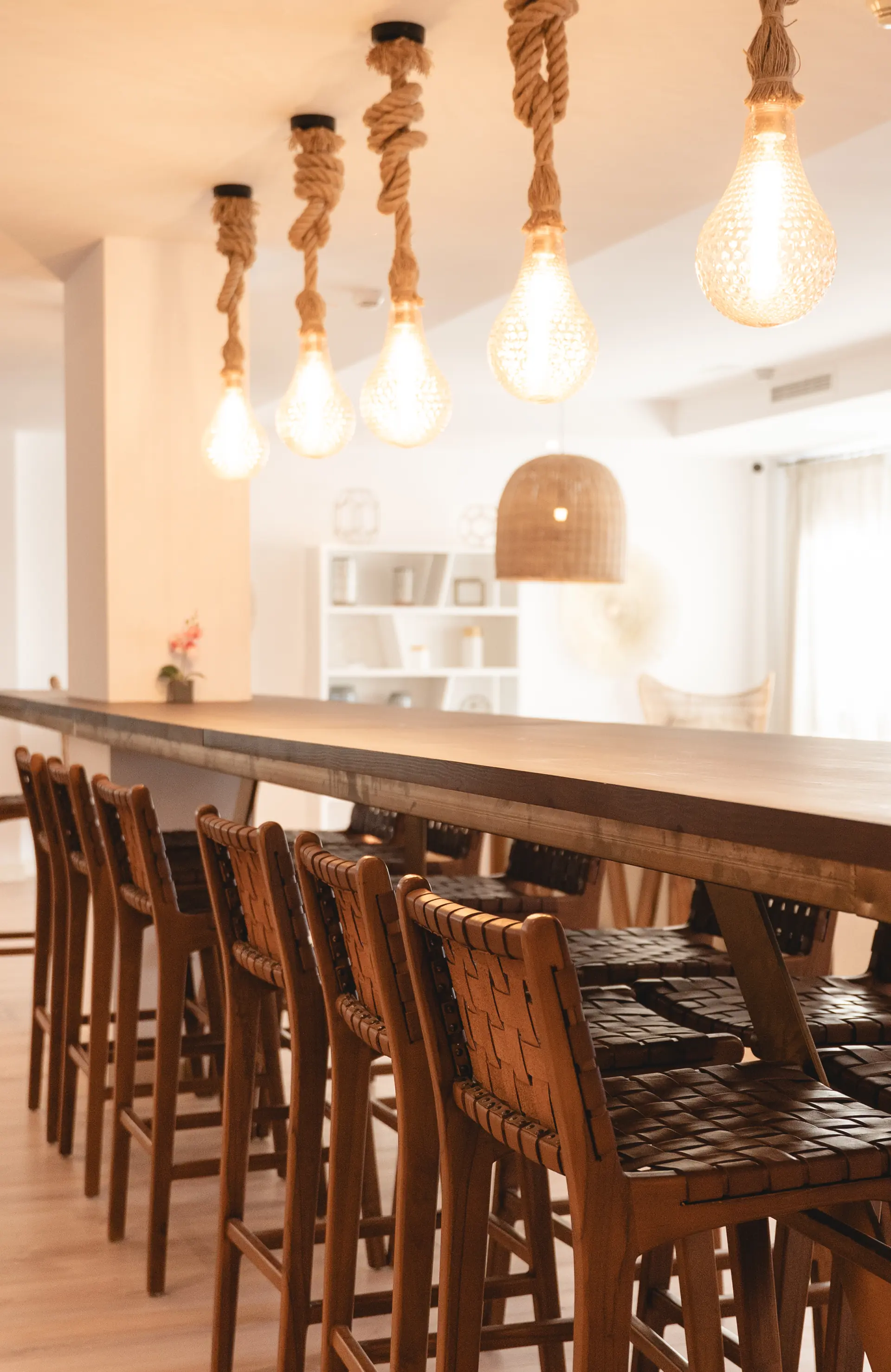 Iluminación Cálida Barra Cuerda Rustica