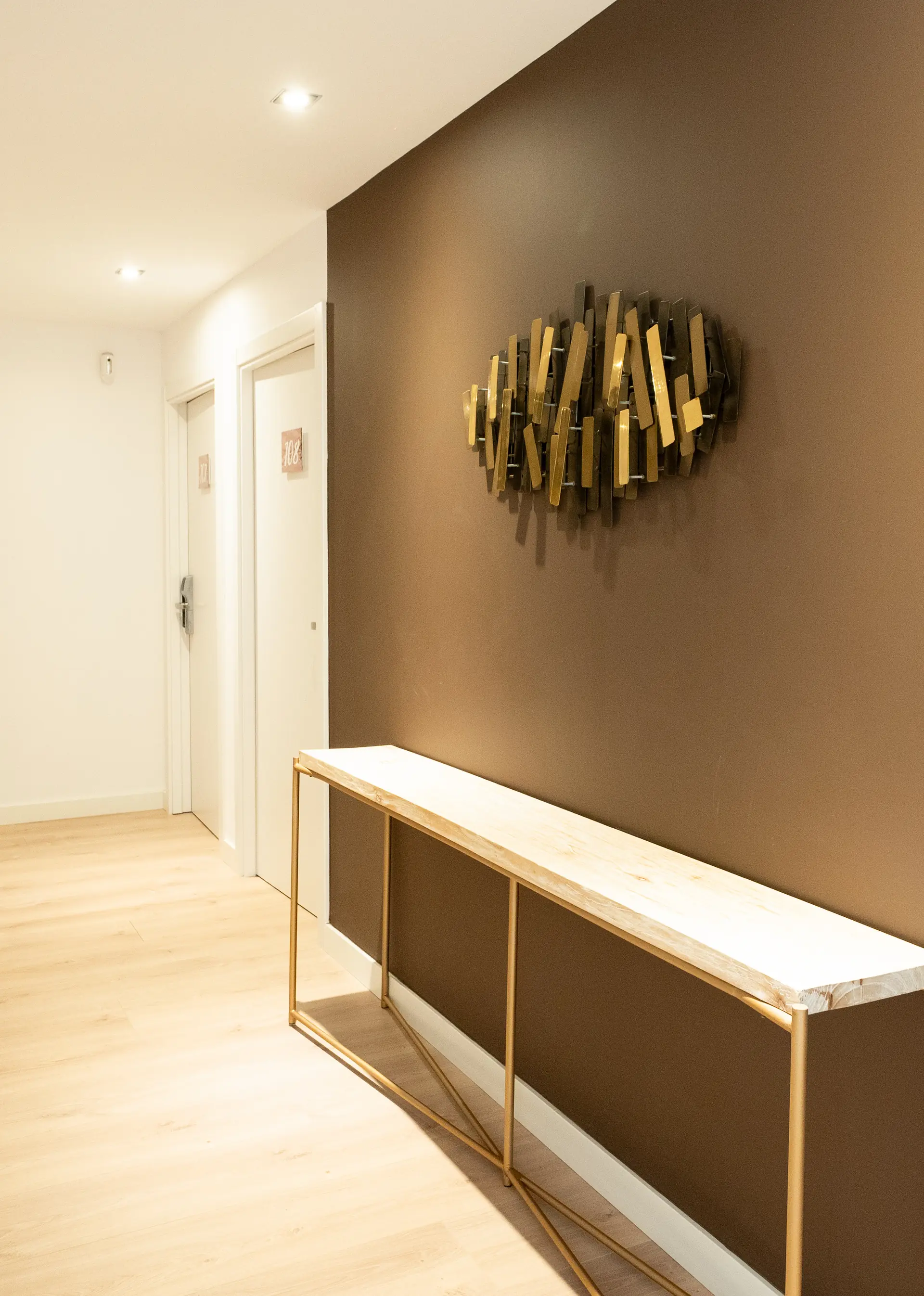 Pasillo Wellness Decoracion Arte Dorado