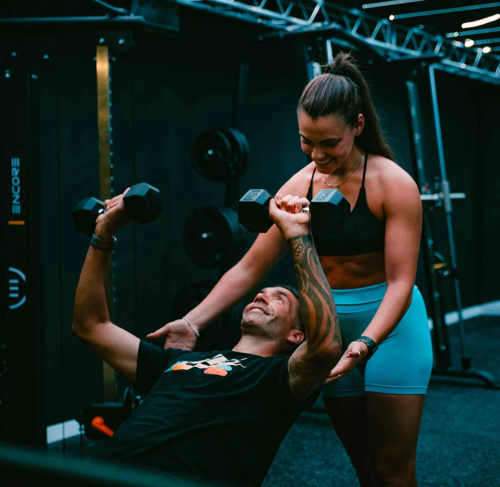 Sesión de entrenamiento personal con sonrisa en Kenkatsu Benidorm