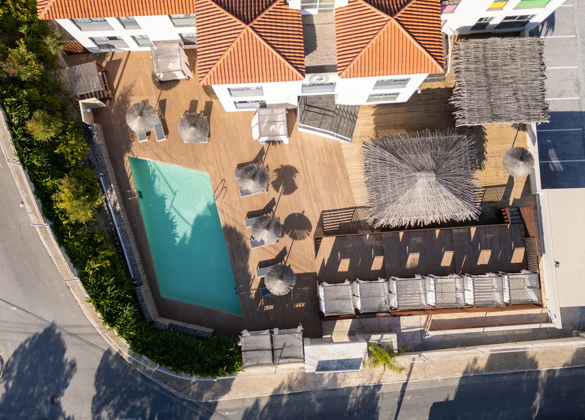 Vista cenital piscina zona relax - Galería Kenkatsu Benidorm