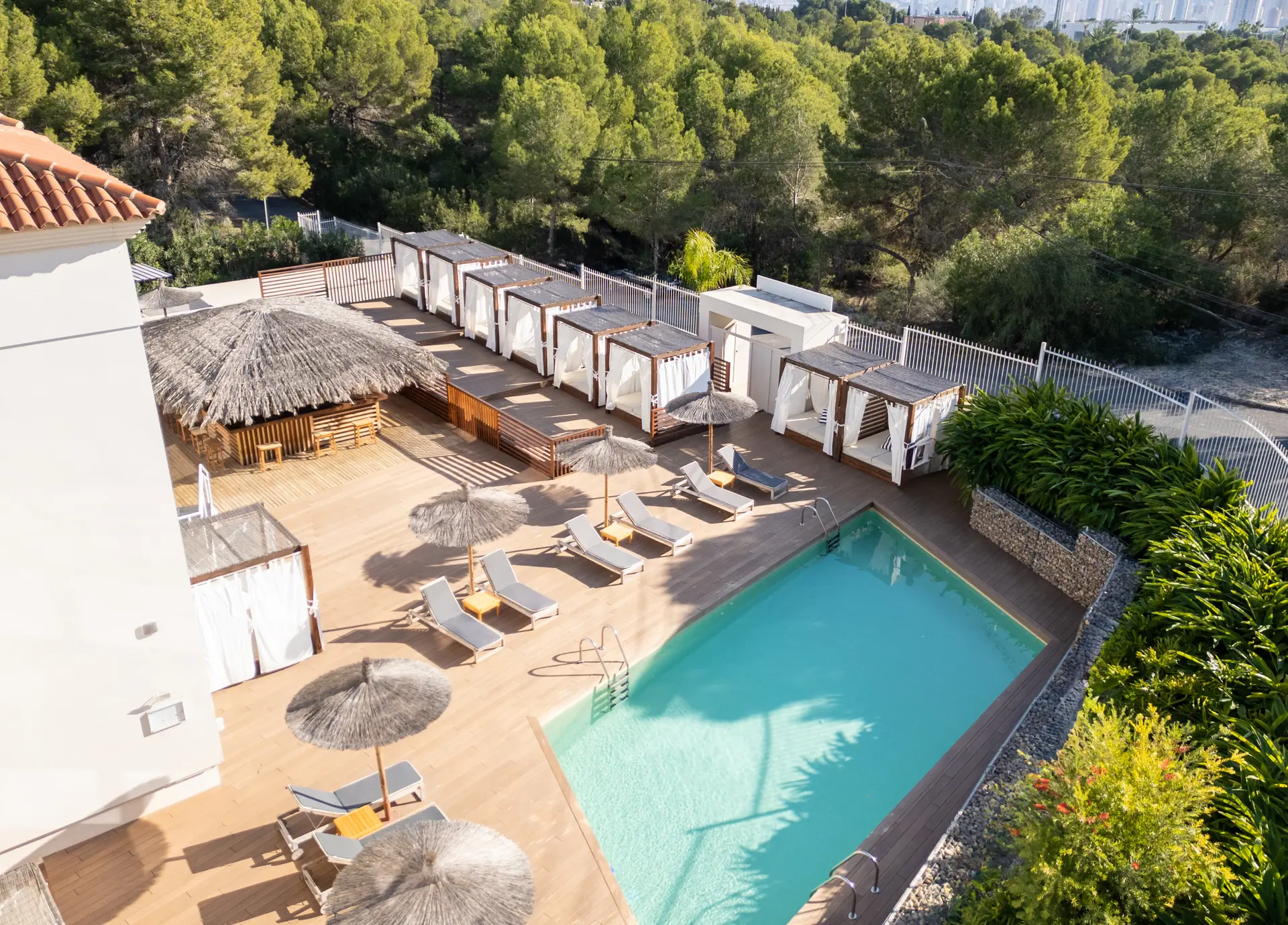 Zona Chillout Piscina Camas Balinesas