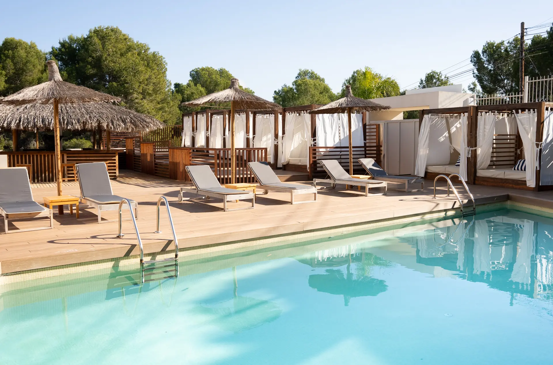 Zona Piscina Camas Balinesas Benidorm